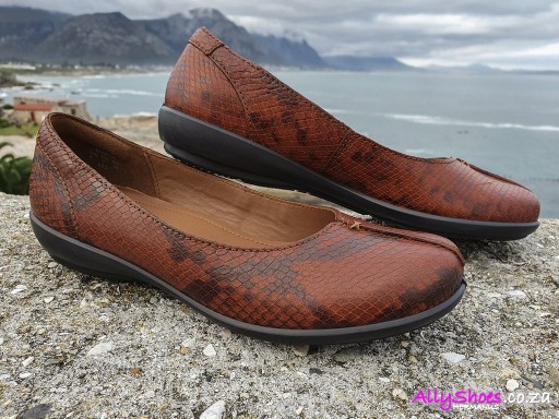 Hotter, Robyn, Tan Python