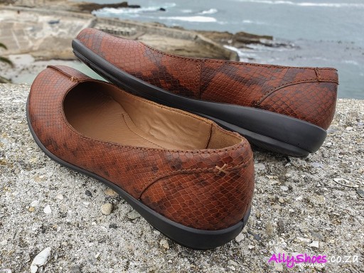 Hotter, Robyn, Tan Python