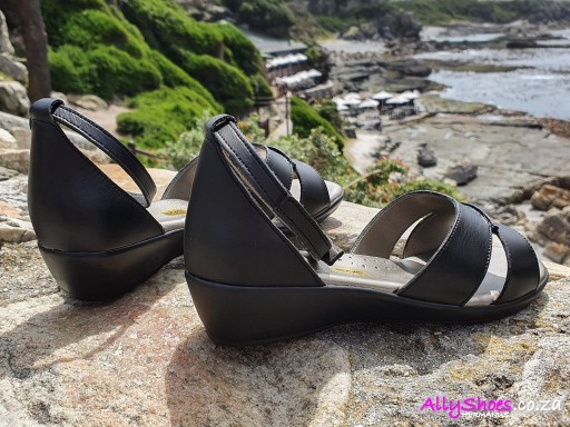 Natural Steps, 447, Black (size UK 4 only)